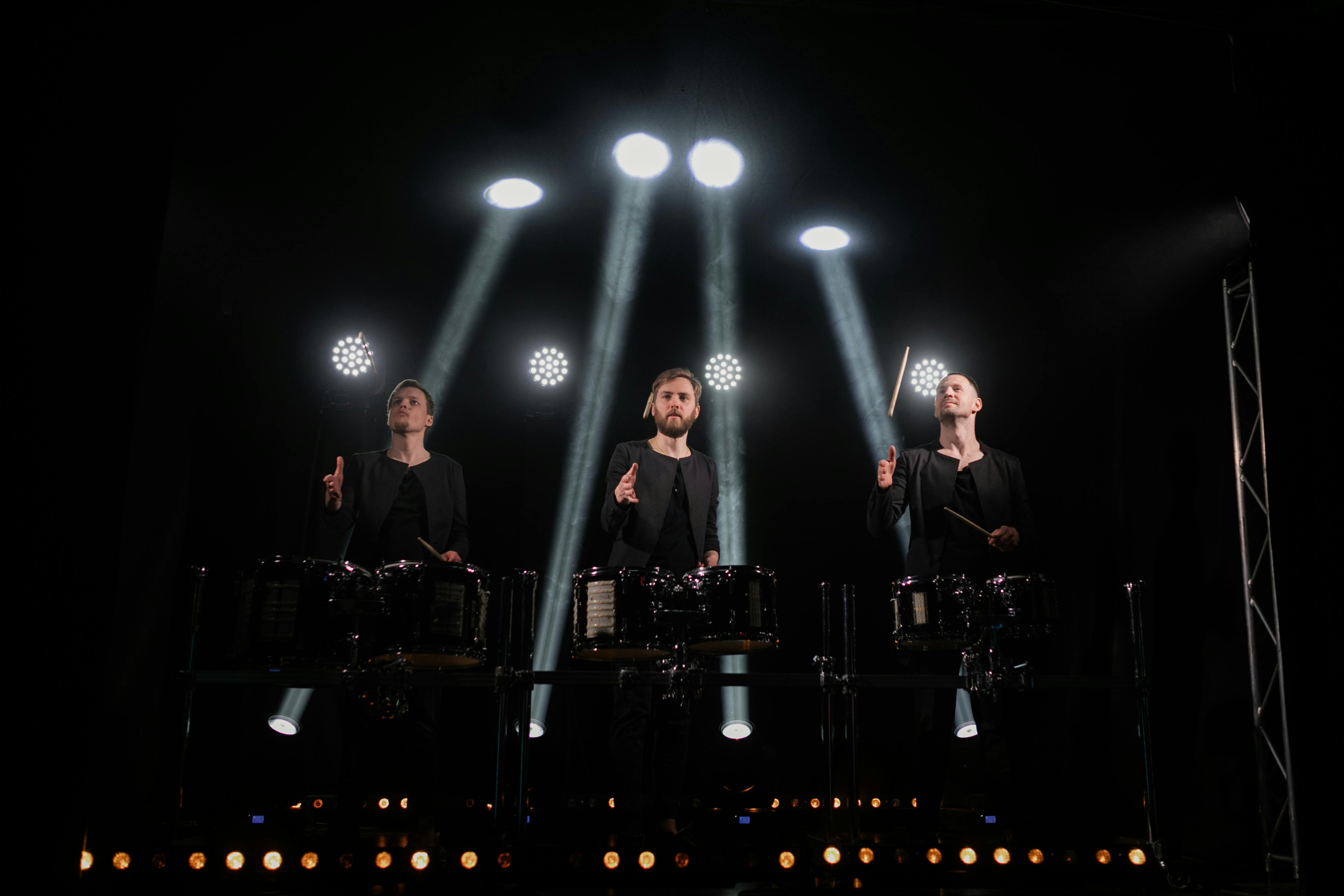 3 mannen achter drumstel